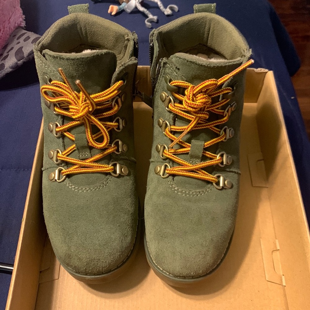 Boys size 13 kids ugg boots